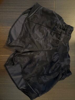Lululemon Shorts Hotty Hot, Low Rise 4”, sz4